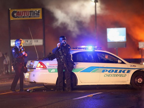 Hai đặc vụ FBI bị bắn gần khu vực bất ổn Ferguson 